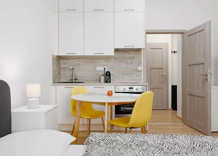 Quiet With Kitchen Near The Metro Apartment Prag