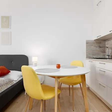 Quiet With Kitchen Near The Metro