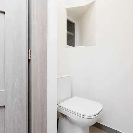 Quiet With Kitchen Near The Metro Apartment
