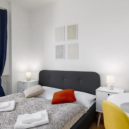 Quiet With Kitchen Near The Metro *